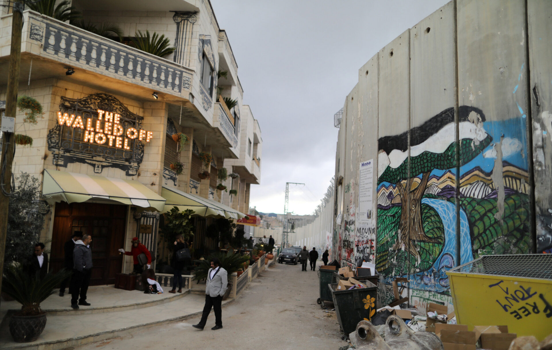 た*ー様 バンクシー THE WALLED OFF HOTEL WallSouv West Bank hotel with 'the worst view in the world' unveils