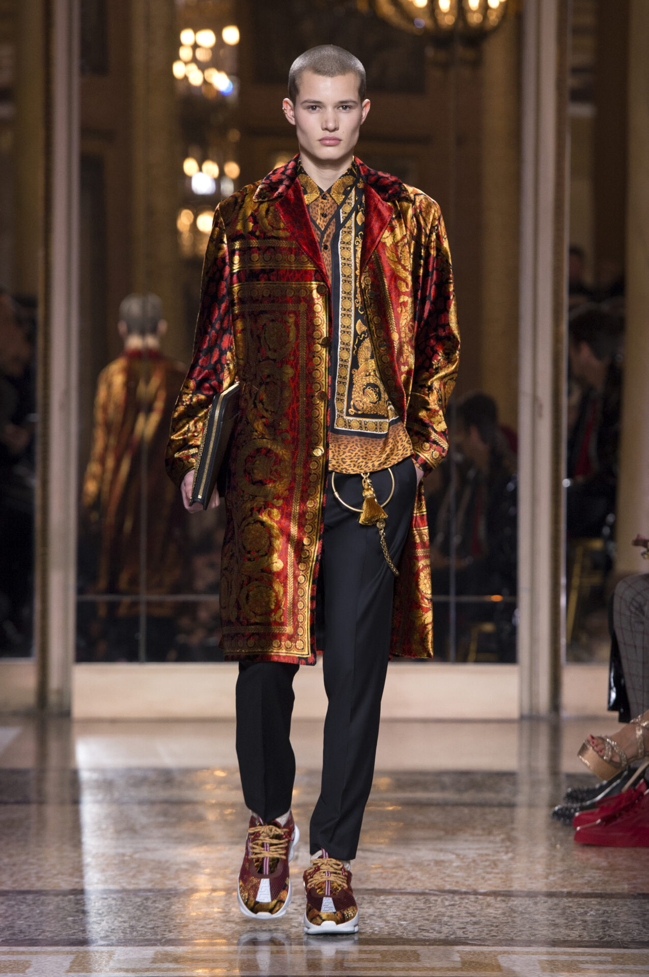 VERSACE-FW18-HERO-6.jpg