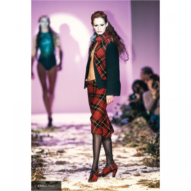ALEXANDER MCQUEEN オハサイスキャットアイサンクラス Alexander McQueen: A Complete Retrospective - Super Models