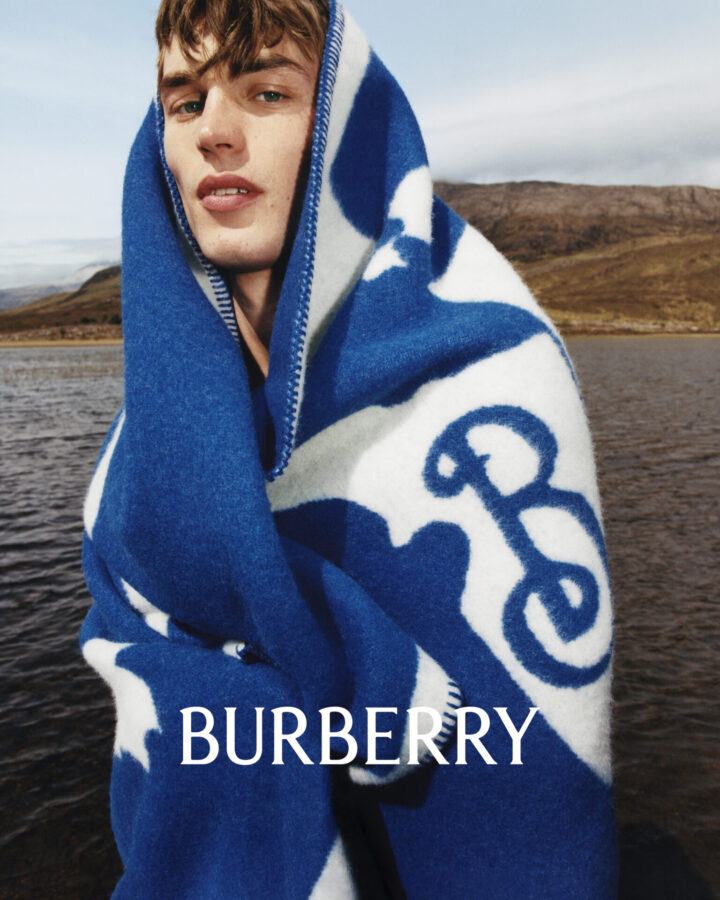 【BURBERRY】DANIEL LEE COLLECTION コットンTシャツ BURBERRY】DANIEL LEE ロゴタグ コットンTシャツ (Burberry/T